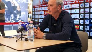 Mircea Rednic a vorbit din mijlocul unui mall despre meciul dintre UTA și Hermannstadt: „Puncte, nu spectacol!". Oaidă i-a pus în așteptare pe arădeni