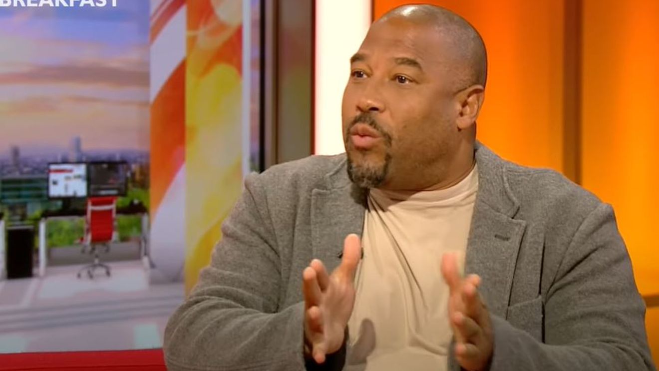 John Barnes agită apele la FC Liverpool: „Jurgen Klopp ar fi fost demis după primii doi ani, dacă era de culoare!”