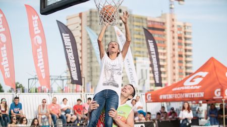 De la maraton la slam-dunk. În 2000 alerga la Jocurile Olimpice pe străzile din Sydney, acum Alina Tecuț a făcut spectacol sub panou la Superbet Galați Streetball