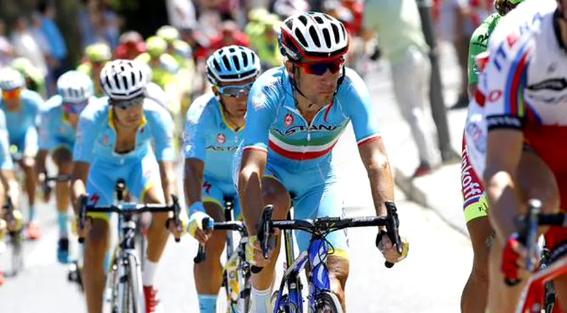 VIDEO | Scandal uriaș în Vuelta! Nibali, exclus din cursă, după ce a fost dus în pluton cu mașina: 
