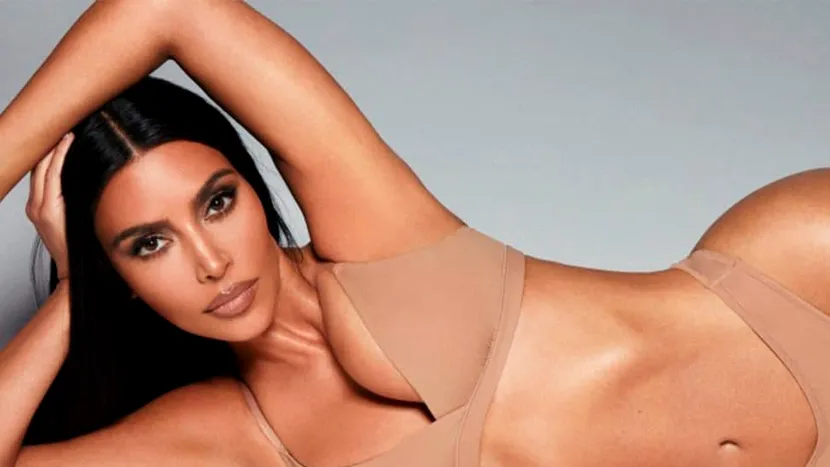 Kim Kardashian, dată în judecată de o femeie care susține că banda de corp Skims i-a smuls pielea