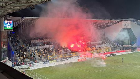 Meci întrerupt pe „Ilie Oană”! Fanii Petrolului au aruncat cu torțe și fumigene pe teren la meciul cu Dinamo. FOTO