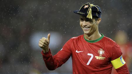 Ronaldo a atins 100 de selecții și se pregătește să devină piesă de muzeu!** Un român face o propunere unică: "Este personaj de patrimoniu"