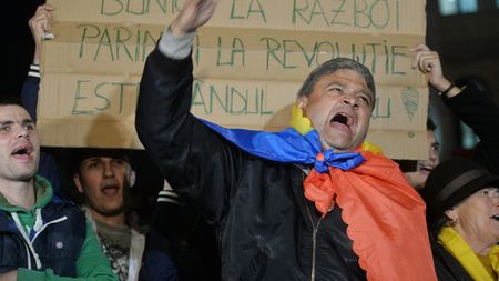 Un personaj detestat din istoria recentă a României, la un pas de a fi linșat, marți seară, la Universitate. Ștucan găzduiește mărturia unui protestatar: "Când istoria se apucă de farse" 