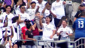 S-a dus îmbrăcat cu tricoul Barcelonei în mijlocul fanilor lui Real Madrid, iar la scurt timp a fost pedepsit. Imagini virale la Campionatul Mondial al Cluburilor