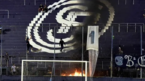 Haos în Argentina! Un meci a fost suspendat după ce fanii au intrat cu arme de foc în interiorul stadionului | VIDEO