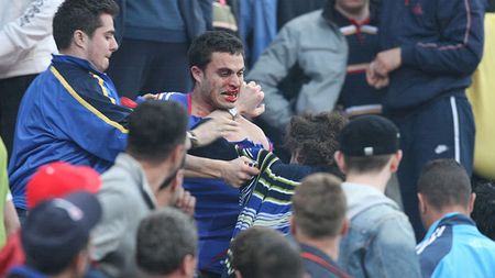 Imuni la civilizația de pe Arena Națională!** Ultrașii Stelei din peluza Nord s-au bătut între ei chiar în interiorul stadionului