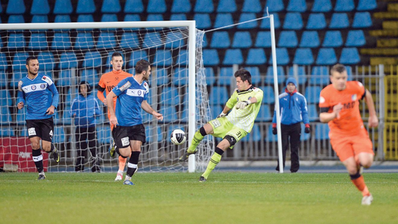 Buzbuchi, eroul Viitorului cu Pandurii, dezvăluie secretul din spatele paradei de trei puncte:** "Dreptacii dau în dreapta!"