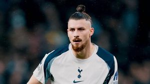 Radu Drăgușin, în mijlocul celei mai controversate faze din Fulham - Tottenham! VAR n-a dat fault la golul gazdelor, deși românul a fost împins clar