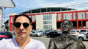 Milionarul din fotbalul românesc a fugit din țară pe bicicletă şi a ajuns în America via Elveția. Dan Negru a aflat ce s-a ales de el