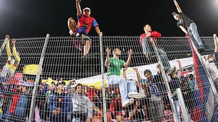 „Te înjurăm de la Tribuna a II-a!"