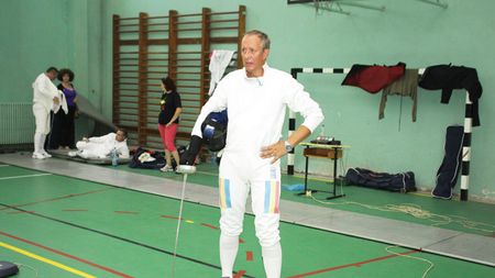 Campion la 60 de ani! Antrenorul echipei feminine de spadă, Octavian Zidaru, s-a impus la Naționalele pentru veterani