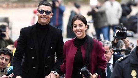 FOTO | Poza care l-a transformat în "insensibil" pe Cristiano Ronaldo. O legendă a fotbalului din Anglia îl arată cu degetul. Legătura dintre gestul portughezului și dispariția lui Sala