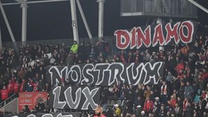 Fanii lui Dinamo, scenografie în 3 acte la meciul cu Hermannstadt! „Câinii” au făcut un spectacol grandios. FOTO