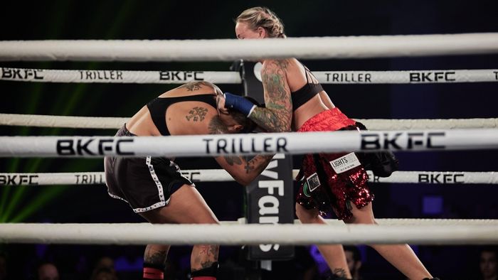 I-a dat o palmă adversarei sale, iar Connor McGregor s-a băgat imediat între cele două