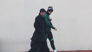 Când va vedea aceste imagini, Gigi Becali va exploda de fericire! Patronul miliardar i-a luat mașină, dar nu de „pește”, iar Tavi Popescu urmează calea credinței: cum a fost fotografiat fotbalistul alături de un preot! FOTO EXCLUSIV