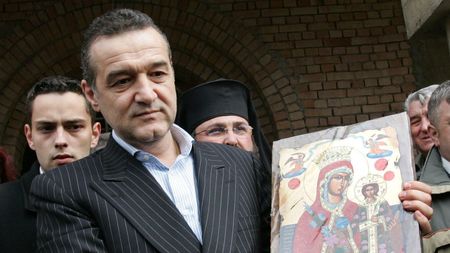 Momentul pe care părintele Pimen Vlad nu îl va uita toată viața! Gestul fabulos pe care l-a făcut Gigi Becali:"Dă, bă, sacoșa! Scoate și numără 30.000 de euro. S-a dus la toți până s-a golit sacoșa"