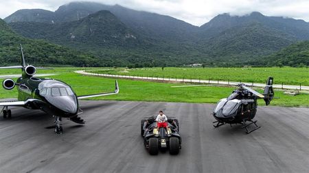 De necrezut! A plătit 60.000.000 de euro pe două vehicule Batman și un avion privat