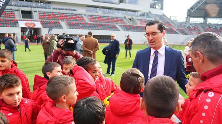 Arbitrul bătut de părinți la finalul unui meci de juniori s-a adresat Poliției cu plângeri pentru instigare și lovire. În scandal este implicat și un antrenor de la loturile naționale. Bărbatul agresat i-a scris și lui Răzvan Burleanu. FOTO & VIDEO EXCLUSIV