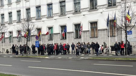 Protest în fața Primăriei Timișoara: un fost culturist, dar și un club de caiac-canoe care a rămas fără hangar de bărci își varsă nemulțumirea
