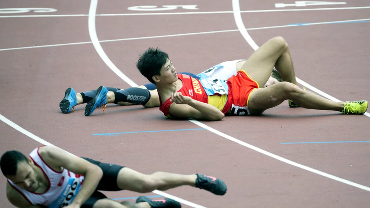 IMAGINEA ZILEI | Au căzut ca secerați după ce au trecut linia de sosire la proba de 400 de metri de la Jocurile Olimpice de Tineret de la Nanjing 