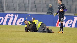 VIDEO Suporterul care a intrat pe teren la "U" - Steaua e fanul lui Gigi Becali!** Ce mesaj are pentru patronul Stelei