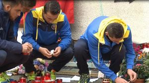 Fotbaliștii naționalei de tineret au aprins lumânări la clubul Colectiv! Dulca: "Nu putem rămâne indiferenți! Păcat că a fost nevoie de o asemenea tragedie ca să se trezească tot poporul"