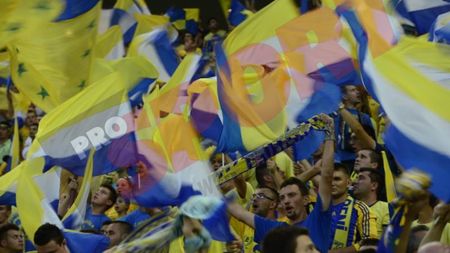 Steaua a rezolvat meciul din prima repriză. După pauză a început războiul bannerelor. Cum s-au ironizat cele două galerii