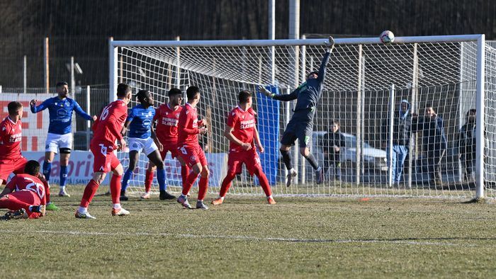 VIDEO | Fază antologică în Liga 3! Echipa lui Florin Costea a trimis mingea în bară de trei ori în aceeași fază, a pierdut jocul și a cedat locul 1 trupei lui Ovidiu Burcă