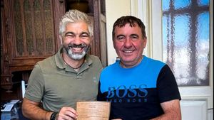 Cadou de 10.000 de dolari pentru Gică Hagi. Designerul i-a făcut un ceas personalizat şi i-a dat bijuteria „Regelui”