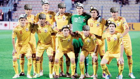 Naționala a semnat cu un nou sponsor, Mutu&Co trebuie să poarte căști de miner la intarea pe teren!** :) Cea mai tâmpită caterincă