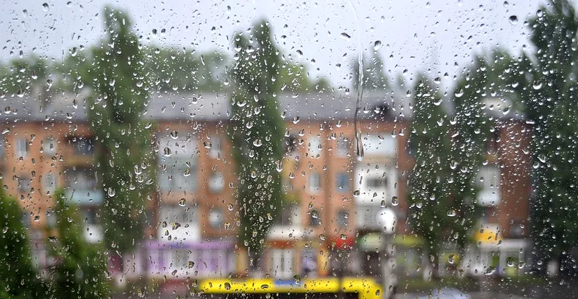 Atenționare meteorologică: se reîntorc ploile torențiale și vijeliile! De când intră în vigoare