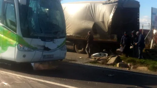 La un pas de tragedie. Autocarul în care se aflau jucătorii și staff-ul Vasluiului s-a ciocnit cu un camion