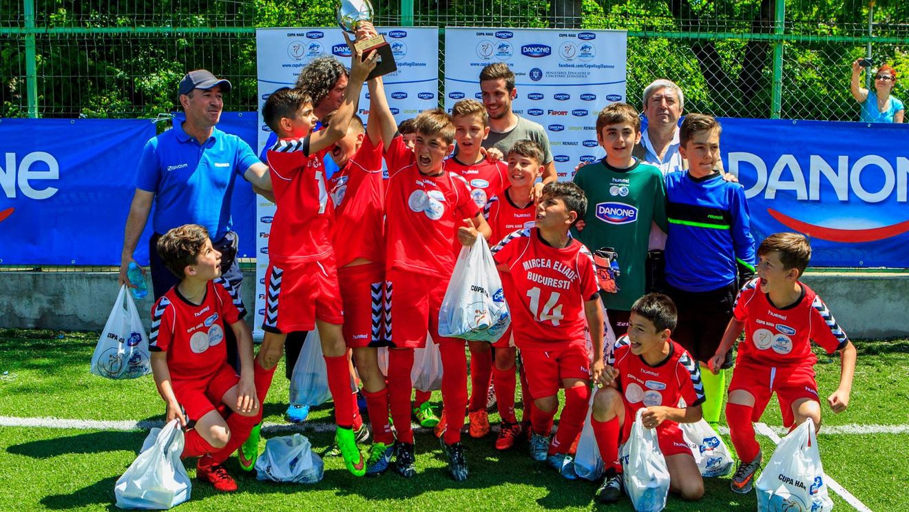 Alex Chipciu i-a premiat pe micii fotbalisti de la "Eliade" in Cupa Hagi Danone Bucuresti!