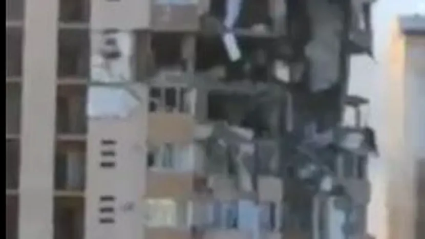 VIDEO / Imagini dramatice cu un bloc de locuințe din Kiev lovit de bombardamente