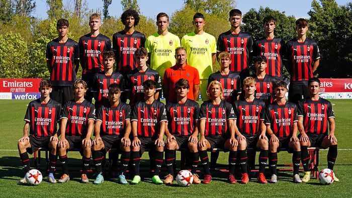 Fiul unui fost patron din Superliga face furori la AC Milan U18. A primit numărul 10, iar italienii se întreabă când va face pasul la echipa mare
