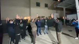 Emoționant! Cum îl susțin fanii Universității Craiova pe Elvir Koljic, după accidentarea horror din meciul cu Poli Iași | VIDEO