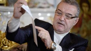 Becali a anunțat ce s-a întâmplat cu transferurile lui Budescu și Enache: "Budescu mi-a cerut 25.000 de euro pe lună, dar el se ruga de soția lui Reghe să vină la Steaua". Care este situația lui Enache