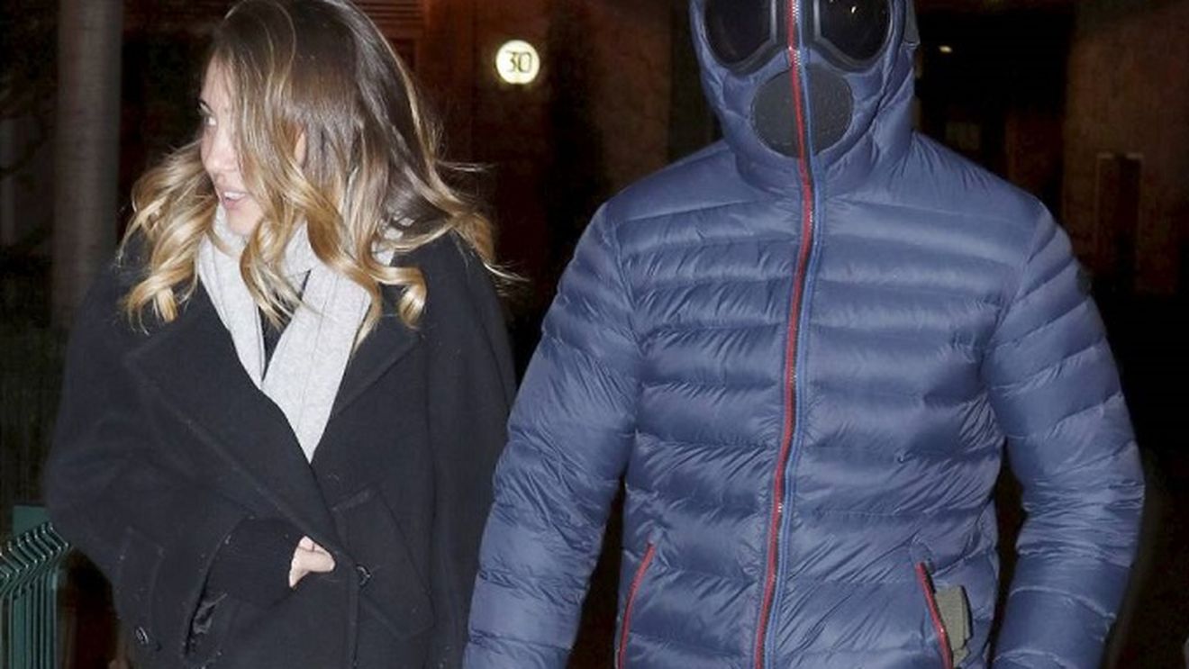 Un star al fotbalului mondial a găsit cel mai ingenios mod de a se ascunde de paparazzi. Cine se află în această fotografie :)