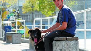 Gestul anului în fotbal! Acest om al străzii a dormit timp de opt luni alături de câinele său în fața stadionului, apoi a fost angajat de un club important. Cum a reacționat când a primit vestea