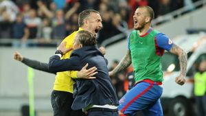 Reghecampf, victorie cu rivalii după 10 meciuri! Antrenorul vicecampioanei se felicită pentru o decizie: "Nu l-am titularizat degeaba". Ce a spus despre arbitraj, transferul lui Alibec și întoarcerea fanilor