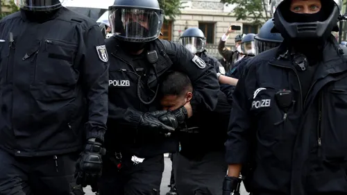 Scandal uriaș în Germania! Aproape 20.000 de oameni au protestat împotriva măsurilor anti-COVID-19, iar incidentele n-au lipsit: „Masca jos!” | FOTO & VIDEO