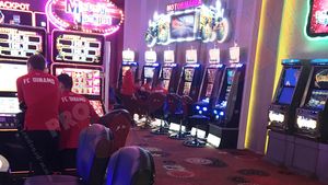 FOTO EXCLUSIV | Jucătorii lui Dinamo, surprinși la "păcănele" înainte de derby-ul cu FCSB. Filip, Nistor și Bumba, de la roșie/neagră la ruletă în cazino-ul rival sponsorilor dinamoviști

