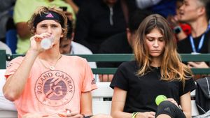 Fosta iubită a lui Zverev continuă acuzațiile: „Mi-a dat un pumn în față!" Numele lui Federer, menționat în scandal