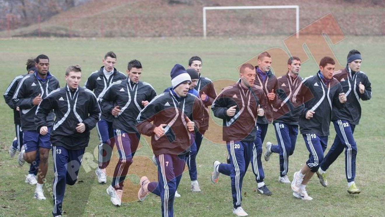 Încă un indezirabil la Universitatea!** "E un țărănuș! Salvarea lui e Mititelu!" Vezi lotul de 25 deplasat de Nicolo Napoli la Govora