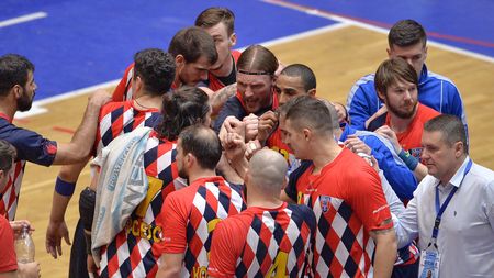 Steaua a intrat într-un colaps la handbal! Nu a bătut pe nimeni în 2017 și riscă să ajungă la turneul de baraj pentru menținerea în prima ligă. Stângă: "M-am conformat că sezonul este ratat. Ar fi un dezastru total să ajungem în baraj!"