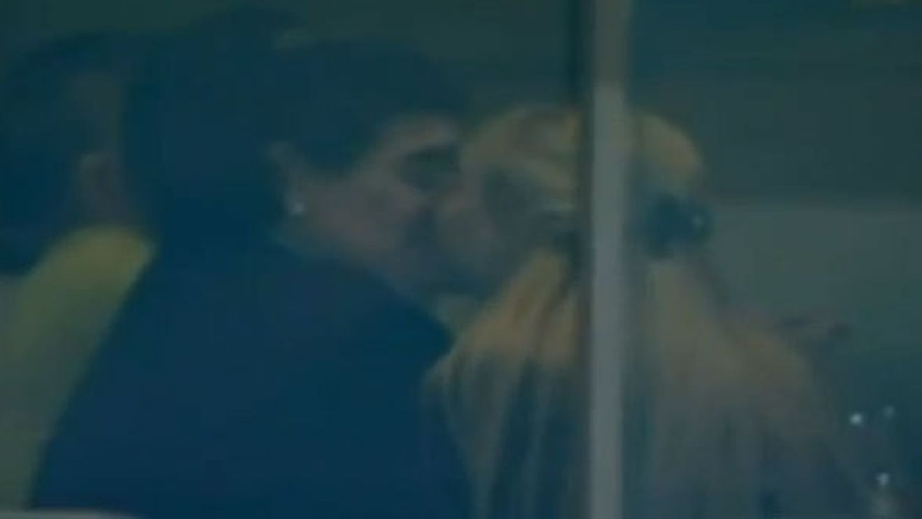 VIDEO: Maradona, așa cum probabil nu l-ai văzut niciodată!** Paparazzii și-au frecat mâinile de bucurie :)