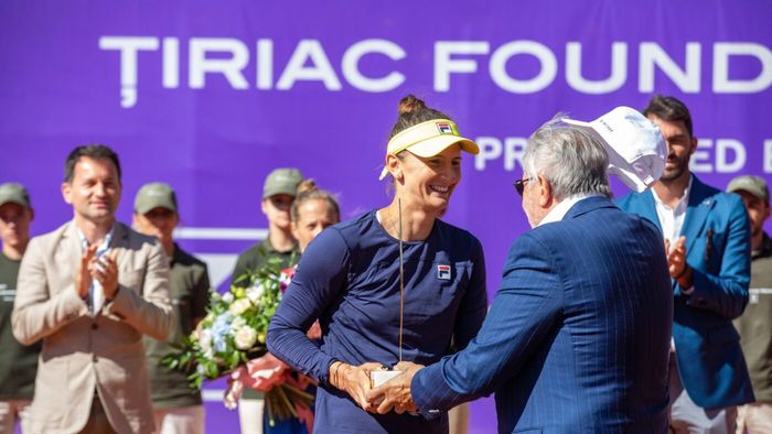 Irina Begu, discurs spumos după ce a triumfat la WTA 125 Țiriac Foundation Trophy: „Mulțumesc șefei de galerie!" Ilie Năstase i-a înmânat trofeul româncei | FOTO