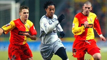 Ronaldinho s-a întors pe teren, la 42 de ani, și a glumit cu arbitrul partidei în care a jucat! VIDEO