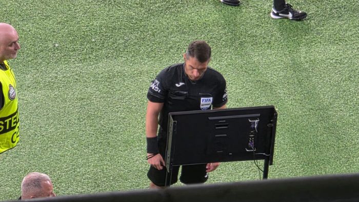 Fază controversată în FCSB – Botoșani. Kovacs a dat penalty pentru henț după ce a fost chemat la VAR